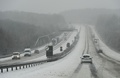 独西部ノルトライン・ウェストファーレン州ブッパータール近郊の高速道路で雪のため立ち往生する車（2021年2月8日撮影）。(c) Ina Fassbender / AFP