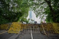 スリランカ・コロンボの警察本部前を警備する警官（2022年5月16日撮影）。(c)Ishara S. KODIKARA / AFP