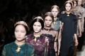 フランス・パリ市内で発表された「ヴァレンティノ（VALENTINO）」14年春夏コレクション（2013年10月1日撮影）。(c)AFP/PATRICK KOVARIK