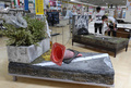 千葉県印西市の大型家具店に展示されたホームレスの人々が寝る環境を再現したベッド（2016年5月26日撮影）。(c)AFPBB News/Yoko Akiyoshi