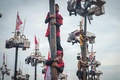 インドネシア・南スマトラ州パレンバンで、「パンジャット・ピナン」という伝統の棒上り大会に参加した女性。同国の79回目の独立記念日を祝って行われたもので、油が塗られた4メートルの棒の先には景品がぶらがっている（2024年8月18日撮影）。(c)Al ZULKIFLI / AFP