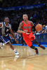 13-14NBA、オクラホマシティ・サンダー（Oklahoma City Thunder）対ポートランド・トレイルブレイザーズ（Portland Trail Blazers）。ドライブを仕掛けるポートランド・トレイルブレイザーズのダミアン・リラード（Damian Lillard、2013年12月31日撮影）。(c)AFP/Getty Images/NBAE/Layne Murdoch