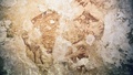 英科学誌ネイチャー（Nature）が公開した、インドネシア・スラウェシ（Sulawesi）島の洞窟で発見されたイノシシの仲間バビルサとヒトの手形の壁画。英科学誌ネイチャー（Nature）提供（2014年10月8日提供）。(c)AFP/NATURE/KINEZ RIZA