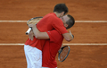 男子テニス、国別対抗戦のデビスカップ（Davis Cup 2012）は6日、ワールドグループ準々決勝が各地で行われ、オーストリアはスペインとの通算成績を1勝2敗とした。

オーストリアのオリバー・マラチ（Oliver Marach）/アレクサンダー・ペヤ（Alexander Peya）組は3-6、6-4、6-4、7-6でマルセル・グラノジェルス・プジョル（Marcel Granollers- Pujol）/マルク・ロペス（Marc Lopez）組に勝利した。

勝利を喜ぶオーストリアのオリバー・マラチ（右）とアレクサンダー・ペヤ（2012年4月7日撮影）。(c)AFP/JOSE JORDAN