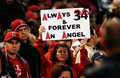 09MLB、ロサンゼルス・エンゼルス・オブ・アナハイム（%%Los Angeles Angels of Anaheim%%）対ボストン・レッドソックス（%%Boston Red Sox%%）。試合はエンゼルスが6-3で勝利を収めた。写真は9日に交通事故で亡くなったエンゼルスのニック・エイデンハート（%%Nick Adenhart%%）にメッセージを掲げるファン。（2009年4月10日撮影）(c)AFP/Getty Images/Kevork Djansezian