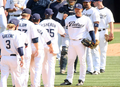 試合に勝利しチームメイトとタッチを交わすパドレスの抑えトレバー・ホフマン（%%Trevor Hoffman%%、右）。(c)AFP/Getty Images Stephen Dunn