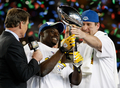 08NFL第43回スーパーボウル、授与されたヴィンス・ロンバルディ・トロフィー（Vince Lombardi Trophy）を見つめるピッツバーグ・スティーラーズのサントニオ・ホームズ（中央）とベン・ロスリスバーガー（右）。（2009年2月1日撮影）(c)AFP/Getty Images/Chris Graythen