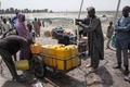 イスラム過激派組織ボコ・ハラムに追われた国内避難民（IDP）が暮らすナイジェリア・ボルノ州ディクワのキャンプ（2014年2月14日撮影）。(c)AFP/FLORIAN PLAUCHEUR