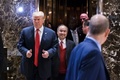 米ニューヨークのトランプ・タワーで、会談を終えエレベーターから降りるドナルド・トランプ次期米大統領とソフトバンクグループの孫正義社長（2016年12月6日撮影）。(c)AFP/Eduardo Munoz Alvarez