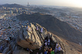 イスラム教の聖地メッカのヒラー山に登る人々（2022年7月5日撮影）。(c)Christina ASSI / AFP