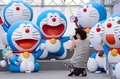 漫画家の藤子・F・不二雄（Fujiko F Fujio）氏の展示会を前に、都内の東京タワー（Tokyo Tower）のフットタウンに展示された等身大のドラえもんの人形たち（2013年7月18日撮影、資料写真）。(c)AFP/Toru YAMANAKA