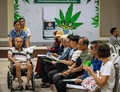 タイの首都バンコクに開業した大麻専門クリニックの待合エリアで待機する患者ら（2020年1月6日撮影）。(c)Mladen ANTONOV / AFP
