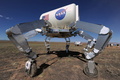 米航空宇宙局（NASA）の運搬車「ATHLETE（全地形対応6脚地球外探査車）」の実験風景。地球外天体での運用を想定（2010年9月15日撮影、資料写真）。(c)ROBYN BECK / AFP