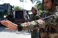 アフガニスタン東部のジャララバードにある検問所で、車両を調べる国軍兵士ら（2018年8月1日撮影）。(c)AFP PHOTO / NOORULLAH SHIRZADA