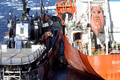 南極海（Southern Ocean）で、給油船（右）と日本の調査捕鯨船団の母船「日新丸（Nisshin Maru）」（写真外）の間に入り込む反捕鯨団体シー・シェパード（Sea Shepherd Conservation Society）の抗議船（2013年2月20日撮影、資料写真）。(c)AFP/INSTITUTE OF CETACEAN RESEARCH