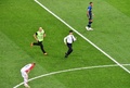 ロシアの首都モスクワで行われたサッカーW杯ロシア大会の決勝中に、警察官の扮装（ふんそう）でピッチに乱入したロシアの反体制派パンクバンド「プッシー・ライオット」のメンバー（2018年7月15日撮影）。(c)AFP PHOTO / Mladen ANTONOV