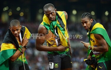 カメラに向かってポーズ、ジャマイカ3選手 写真1枚 国際ニュース