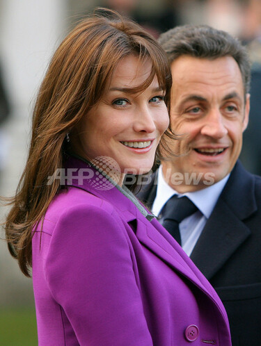 サルコジ仏大統領とブルーニ夫人のロマンス秘話語る著書、発売 写真1枚