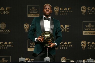 アフリカ最優秀選手、ナイジェリアFWオシムヘンが受賞 写真3枚 国際