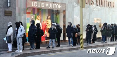 ルイ・ヴィトン、グッチ、プラダまで…ブランド品の天井知らずの高値 – KOREA WAVE
