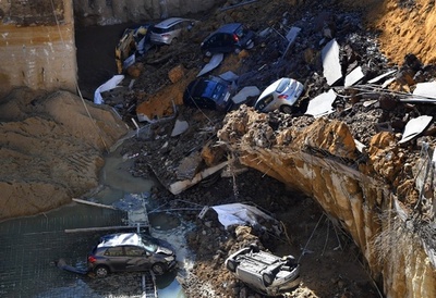 ローマ住宅街の道路が陥没、車6台のみ込む