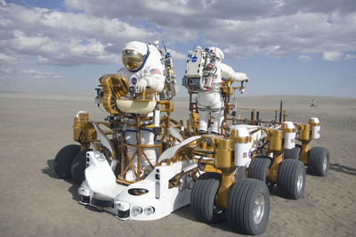 NASAが試験中の宇宙服と月面車両