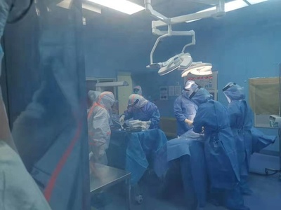 70歳の新型肺炎の重症患者、気管切開手術に成功 中国・武漢