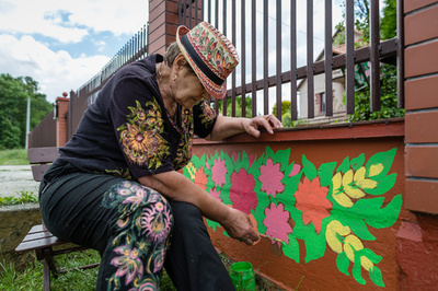 村に受け継がれる、色鮮やかな花模様 ポーランド