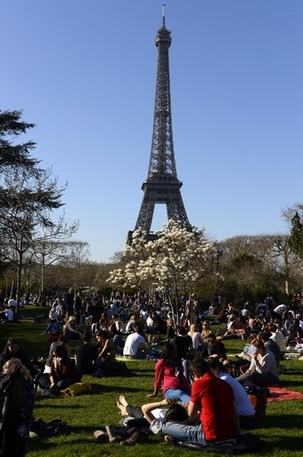 パリはもう春の気候、日光浴楽しむ人たち