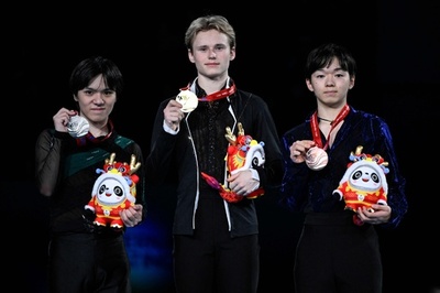 「4回転の神」マリニンがGPファイナル優勝、宇野2位 鍵山3位