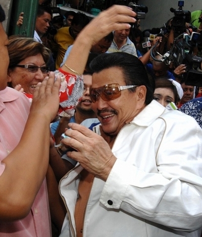 フィリピンのエストラダ前大統領、銀幕復帰