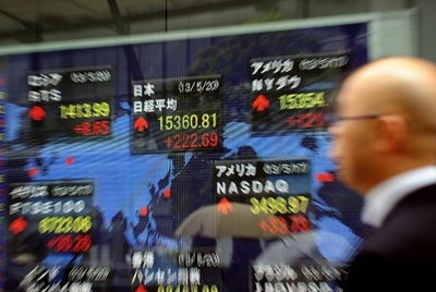 日経平均、1万5300円台を回復 景気判断上昇修正