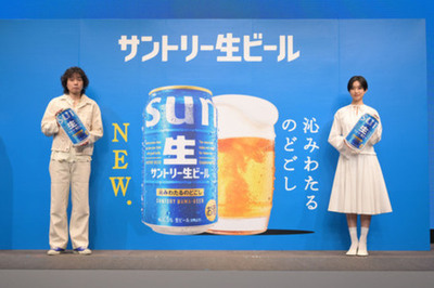 酒類ＣＭ初出演の河合優実さん、新ＣＭソングの歌唱を担当した斉藤和義さんがイベント初共演！