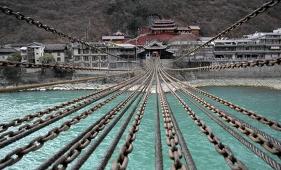 300年の歴史も渡す、鉄の鎖でできた「瀘定橋」 中国・四川省