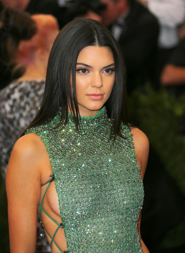 ファッション業界でもドローン被害、ケンダル・ジェンナーの巨大広告に落書き