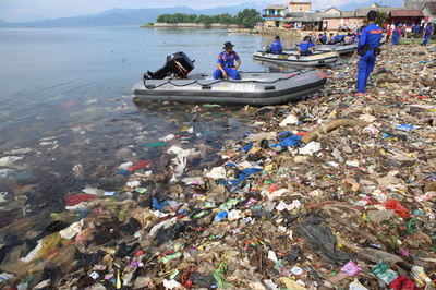 使い捨てプラスチック、2030年までに「大幅削減」 国連環境総会が宣言