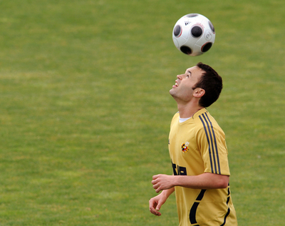 イニエスタ 食中毒で入院