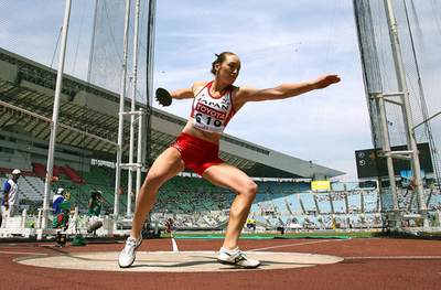 室伏由佳 女子円盤投げで予選落ち
