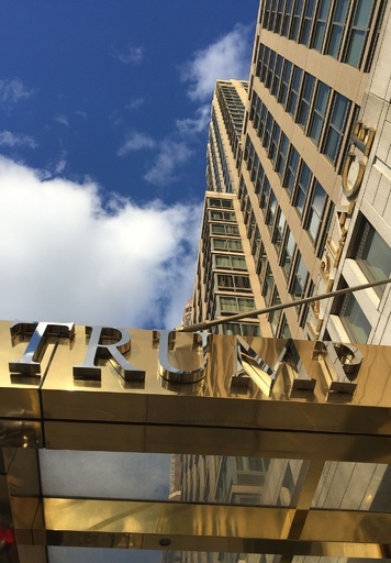 「トランプ」の名前外して、NY高級マンションの住民が署名集め