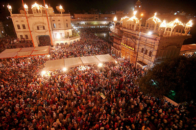 インドのアムリツァルで春祭「ホーリー」開催