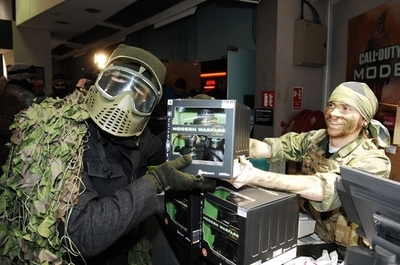 大注目ゲーム「モダン・ウォーフェア2」、英国で暴力描写めぐり論戦