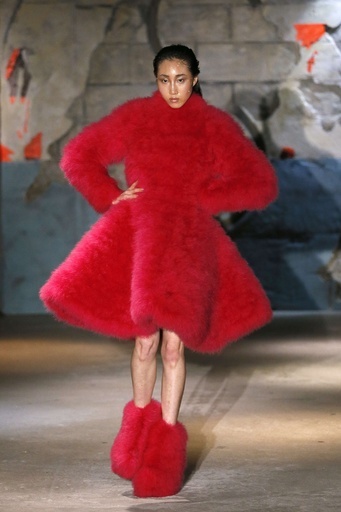 大胆なカラーで見せるフェザーアート、「セルカン・クーラ」15年春夏オートクチュール