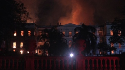 動画:ブラジル国立博物館で火災、国宝など2千万点収蔵 「200年の成果」焼失か