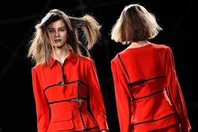 「ヨウジヤマモト」19年春夏コレクション発表