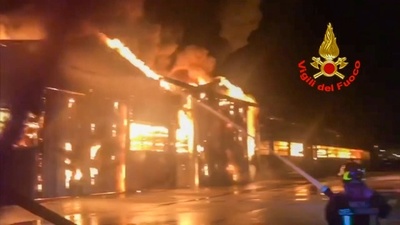 イタリアの港で爆発、大火災発生 人的被害なし