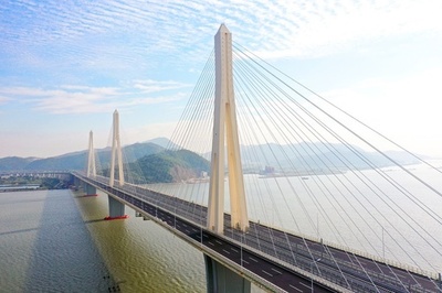 中国国内初、鉄道と道路一層構造の海上大橋が開通