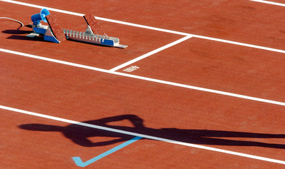 中国の役人、直角に曲がる陸上トラック作る