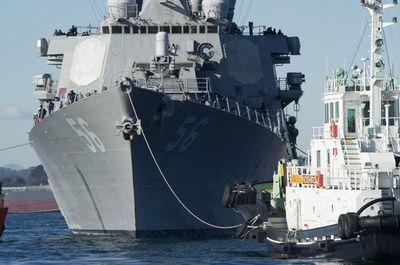 衝突で損傷の米海軍ミサイル駆逐艦、修理のため横須賀基地に到着