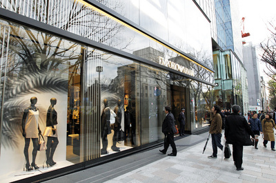 「エンポリオ アルマーニ青山」4日にオープン、日本初のカフェも