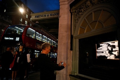 英女王の死去、「王室御用達」600ブランドに影響